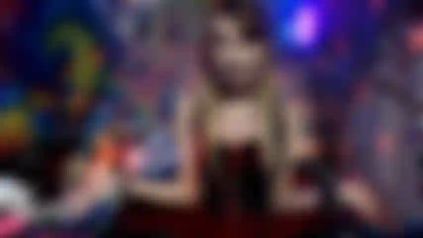 Afeminada, enjaulada, humillada en halloween.