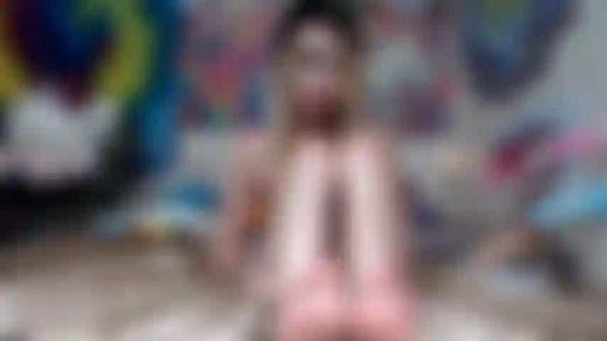 La princesa punk de gutter exige adoración de pies.