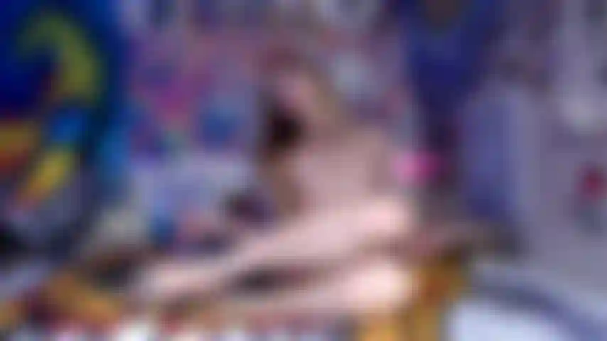 La sexy diosa del talón y los pies te convierte en una esclava de pies obediente y hipnotizada.