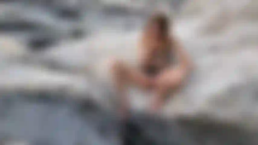 Juego de coño en cascada al aire libre.