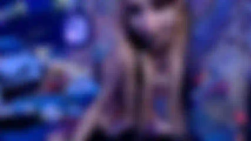 Paja de pies con medias de latex + corrida en los pies.