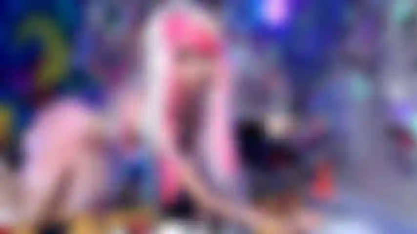 La diosa del cosplay ordena los pies sucios para la esclava de los pies.