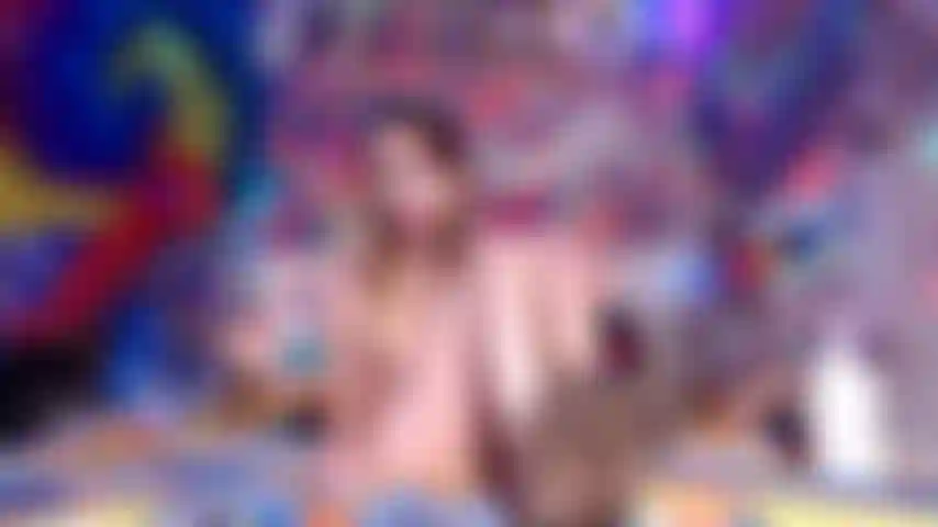 Sucia hippie, zapatos sucios y descalza.