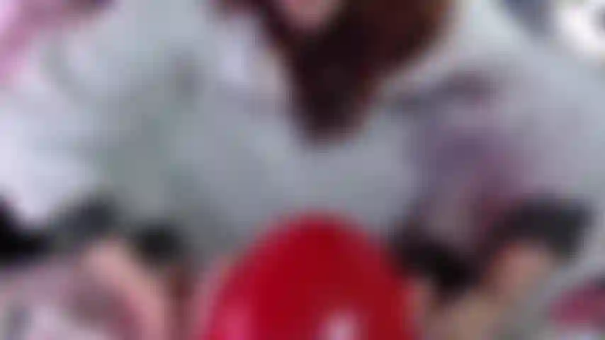 Pies_juguetones_con_globo_y_culo_desnudo.