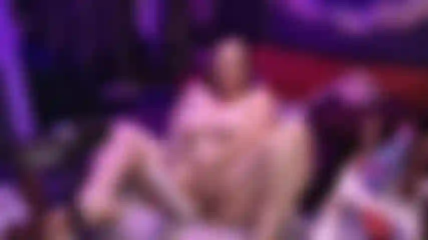 Juego con varita completamente desnuda.