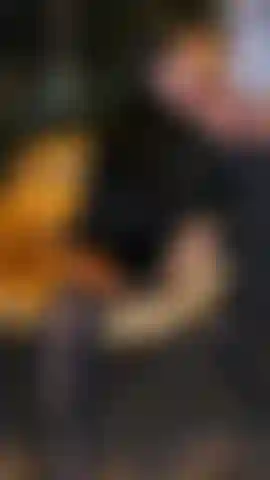 Una de mis películas más clásicas que llamo "éxito en la suite"... Después de una noche de fiesta y de vuelta en el hotel, no puedo resistirme a esta polla dura que me ha estado esperando. Chupo y follo con muy buenos ángulos y primeros planos.