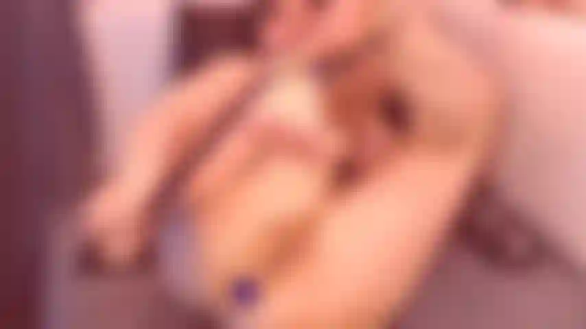 Mira profundamente dentro de mi culo con el gran tapón de cristal del túnel.