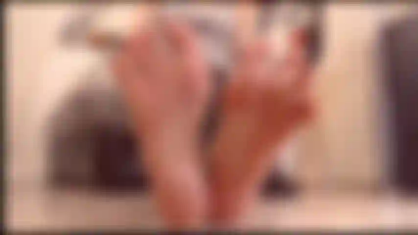 Pies. De cerca, suelas, squirting dildo.