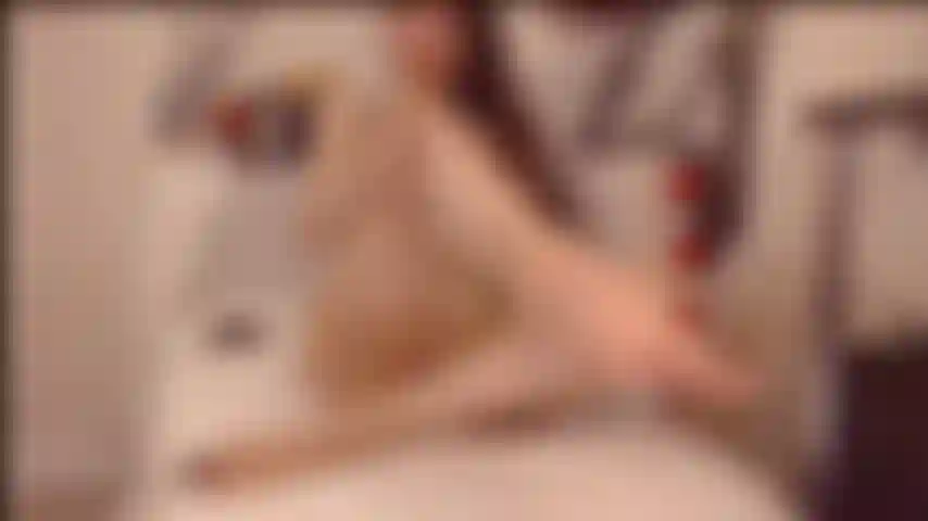 Pies, chorros de consolador, carga enorme, esmalte negro.