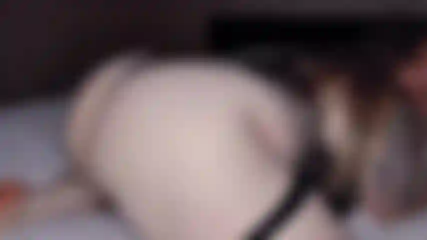 Cabalgando y golpeando mi coño hasta que me corro por