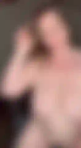 Desnuda montando esta polla hasta chorrear por todas partes.