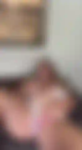 Bikini juega en mi terraza acristalada.