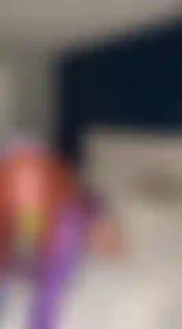 Daphne monta un consolador a juego.