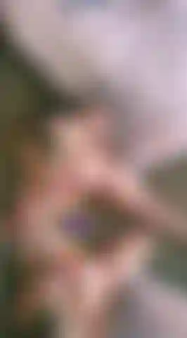 Follando con un consolador arcoíris en el espejo. Muchas buenas vistas.