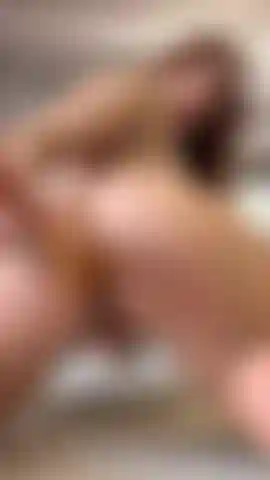 Sexo anal con consolador de cristal.