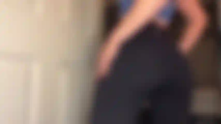 Post-gimnasio, pantalones de yoga, burlas, abriéndose, haciendo twerking.