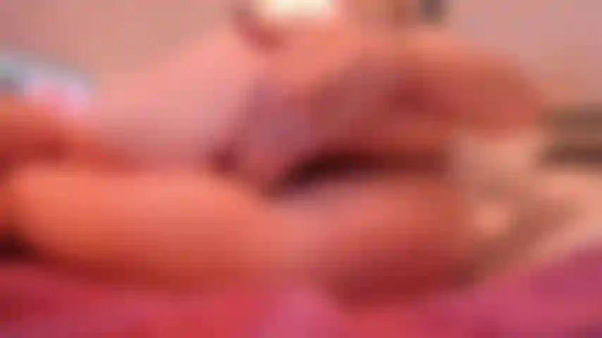 Trato de ignorarte pero haces que me corra con mi vibración interactiva.