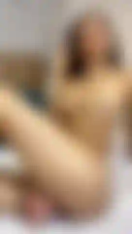 Follando mi coño lentamente.