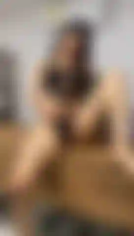 Me masturbo en el escritorio de mi jefe.