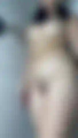 I played the pussy while the water wets my body