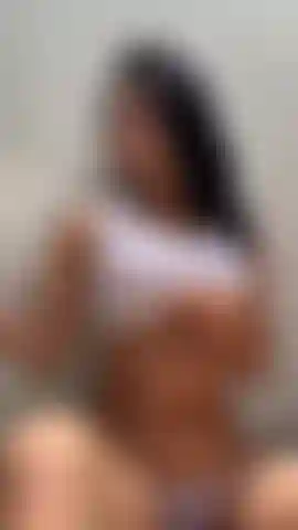 Mojando mis tetas calientes para que puedas jugar con ellas.