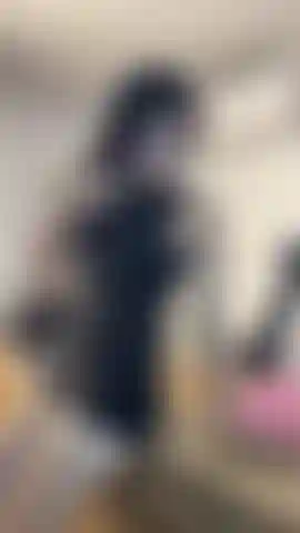 Jugando con mi coño mientras mi jefe no está.