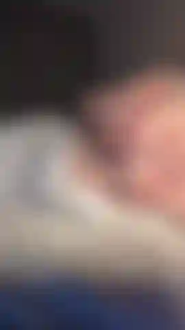 Masaje de tetas grandes en cama.