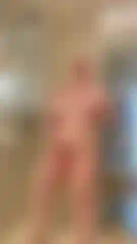 Me divierto en la ducha a escondidas mientras mi amiga está a solo unos metros de distancia...