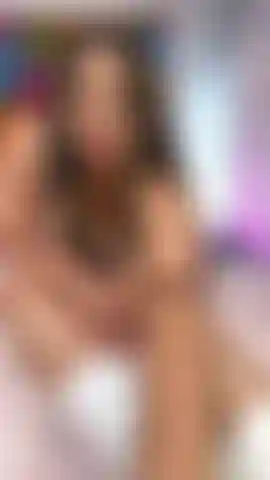 Haciendo crujir los dedos de mis pies con calcetines hanes blancos, altos y sucios.