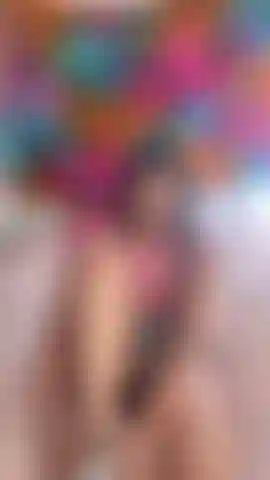 Me quito mis calcetines blancos para revelar mis suelas sucias y mi pedicura roja mientras te doy mi trasero en pantalones cortos.