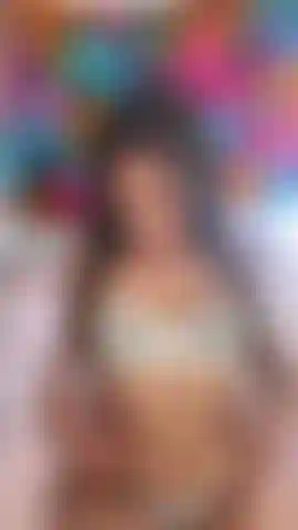 Jugueteando con mis tetas en lencería de encaje antes de arrancarme el sujetador.