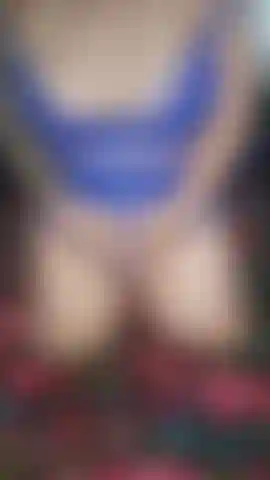 Mírame provocar y jugar con mis grandes tetas.