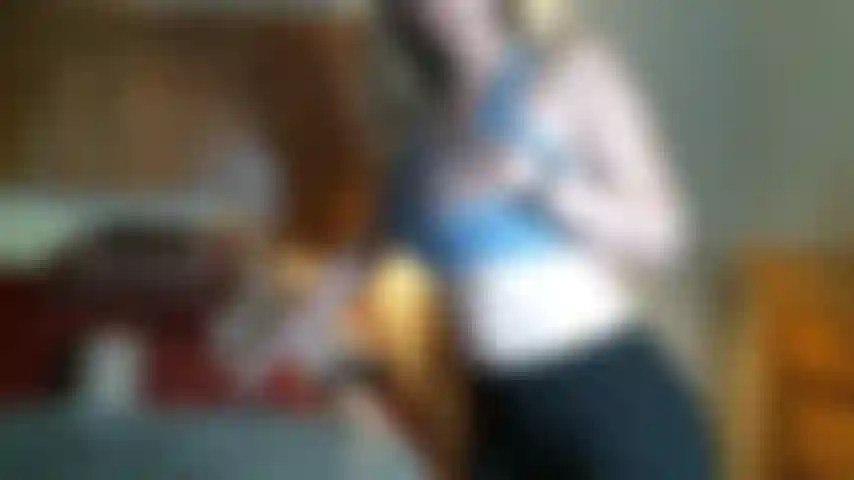 ¿Alguna vez deseaste poder ver a esa milf caliente de al lado con pantalones de yoga y sostén deportivo siendo traviesa y tomándola por ambos agujeros? Bueno, esta es tu oportunidad.... Oportunidad única en la vida! Tómalo!!