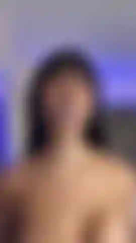 Mordaza en la boca y tetas desnudas.