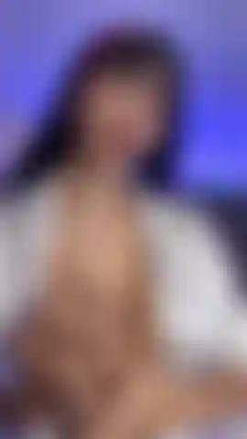 Masajeada y escupiendo en mis grandes tetas desnudas.