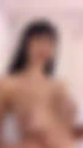 Leche en mis tetas desnudas.