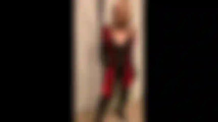 Mary carey juega con un consolador al estilo gótico.