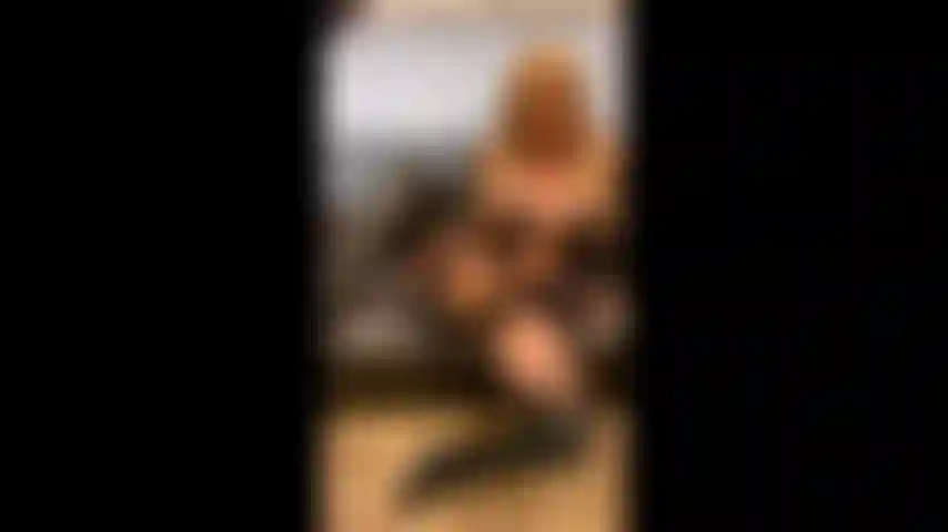 Mary carey con botas de cuero y consolador.