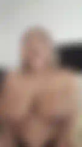 Babeando tetas, haciendo que las tetas se mojen y reboten fuerte.