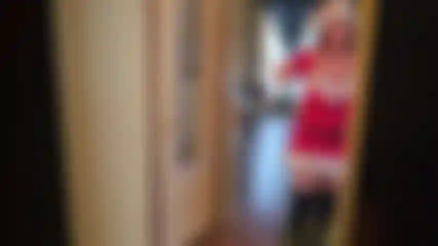 2025 ¡Con todo y más! ¡Me he envuelto en lazos bonitos y les he dado los mejores shows de cam navideños de todos los tiempos! Gracias a vosotros, ha sido una navidad maravillosamente blanca, y mi mejor año hasta ahora. Pero ahora, mientras me despido de 2025, me siento un poco egoísta. Egoísta y mojada, oh, aún no he terminado con este año... ¡Lo voy a despedir con todo y más! Voyeur, desvistiéndose, ducha, alcachofa de ducha, masturbación, solo.