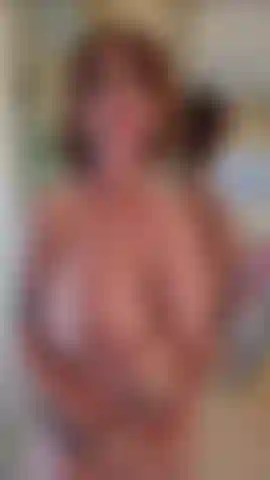 Boob Flex JOI Game:   New BOOB FLEXing with JOI! Have you ever played the red light / green light stroking game?This boob flex takes it to a whole new level! I flex. You stroke. And we both win!