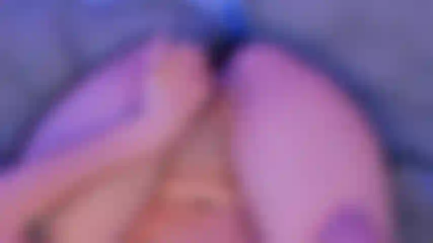 Acerca tu cara pervertida y déjame sentir tu aliento en mi apretado coño húmedo....