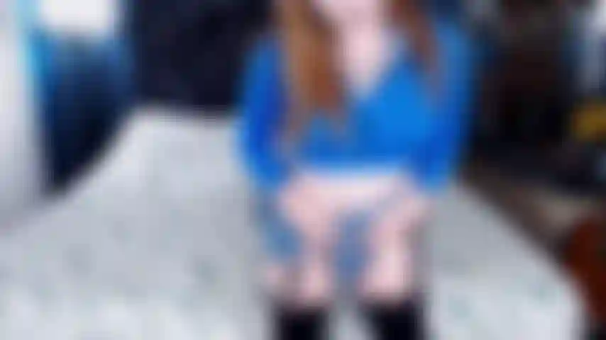 A quién no le gusta jugar con una colegiala traviesa en un día lluvioso?