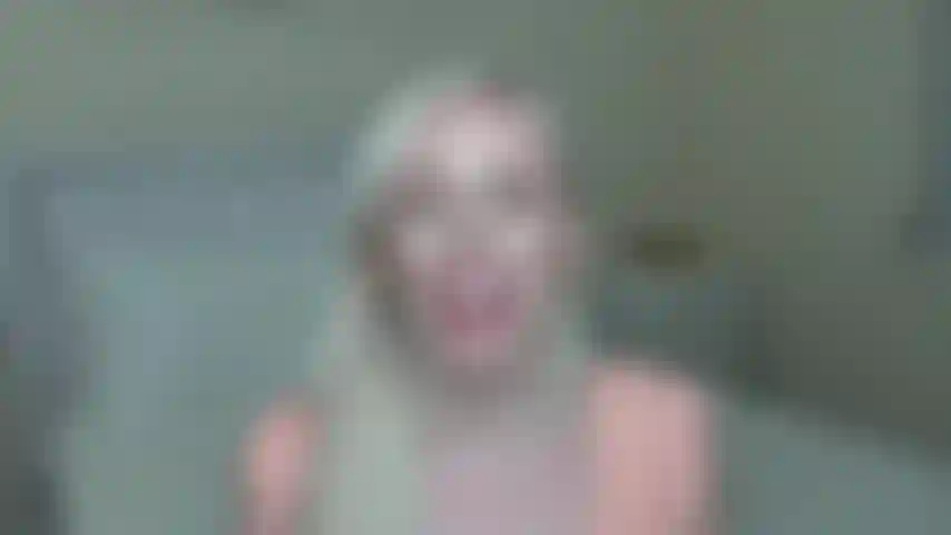 Probándome conjuntos de lencería.