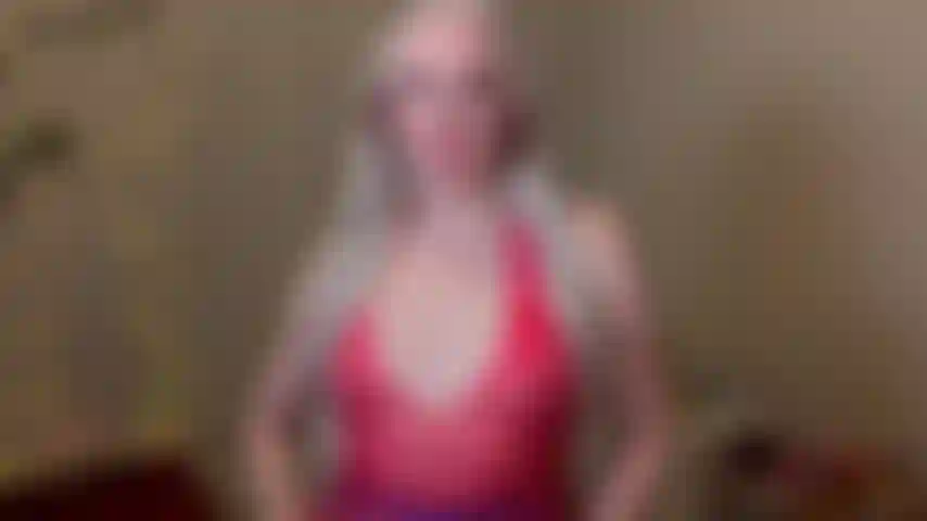 Soy tu linda y puta novia stripper (juego de rol) haciendo twerking, haciendo striptease, mostrando mis piernas con botas hasta la rodilla. Abriendo mi coño.