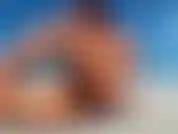 En la playa ordeño mis tetas y juego con mi coño hasta correrme. Y me corro dos veces en la arena calentita :).