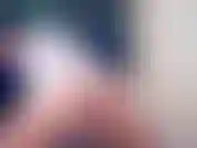 Empiezo jugando con mi polla de 9 pulgadas, cabalgándola hacia adelante y hacia atrás. Luego, cuando estoy realmente excitada, me acuesto y te hablo sucio mientras juegas con mi coño cremoso.