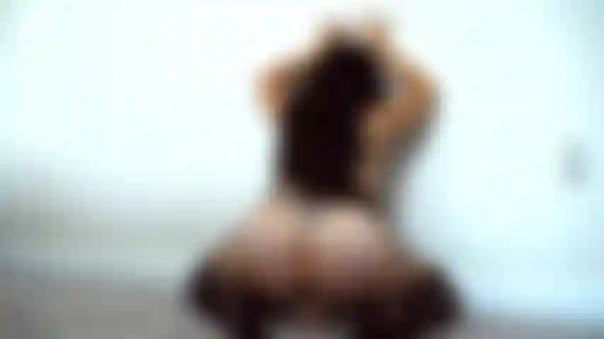 Esta soy yo, naturalmente, corriéndome como lo haría normalmente después de un día agotador frente a la cámara. Sin luces elegantes ni gemidos falsos... Solo complaciéndome a mí misma de la forma en que amo.