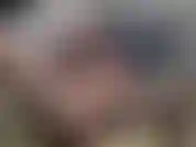 Rita fantasea con un chico sexy que acaba de conocer. Solo tenía que excitarse con él masturbándose y metiéndose las bragas en el coño y luego eyaculando sobre ellas.