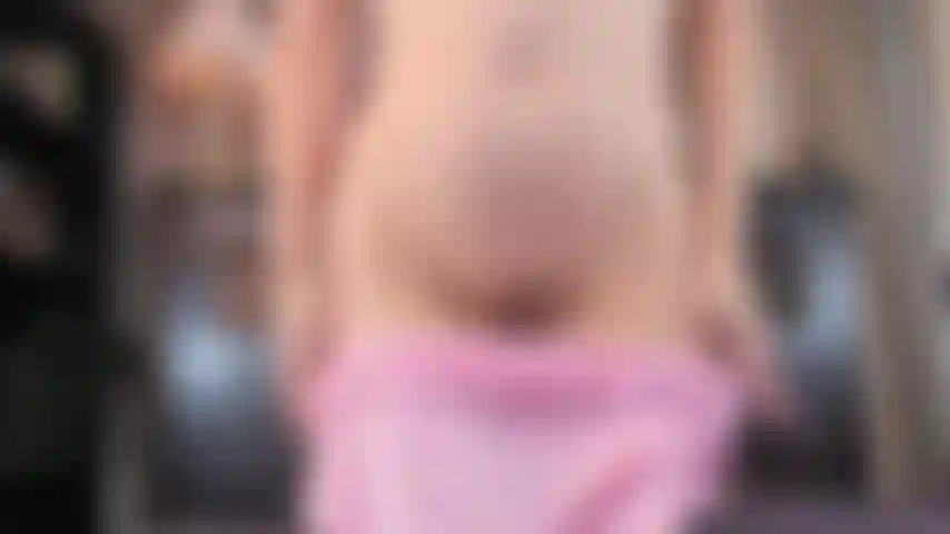 Robin, un consolador de tamaño completo en el culo.